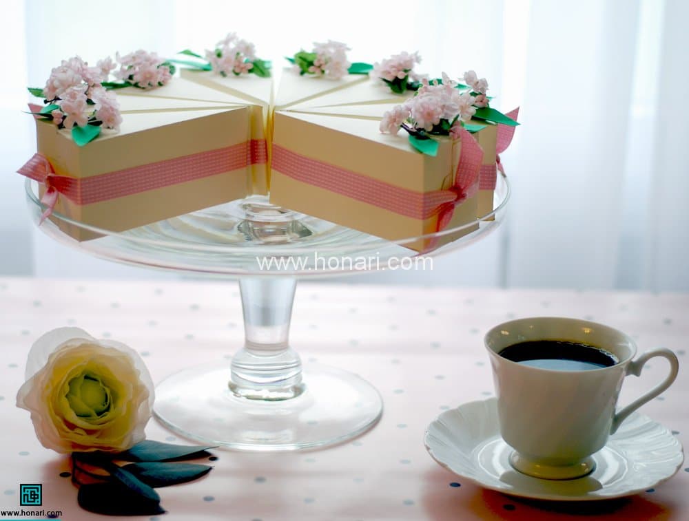 چگونه جعبه هدیه هایی به شکل کیک برش خورده بسازیم؟
