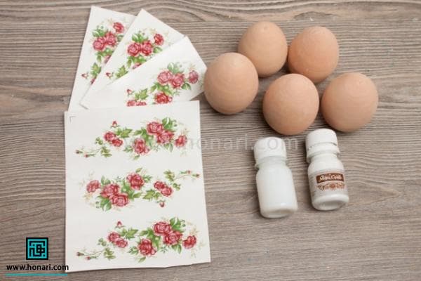 تزیین و رنگ آمیزی تخم مرغ سفالی طرح گل سرخ