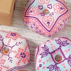 طرح سنتی شماره دوزی روی کوسن