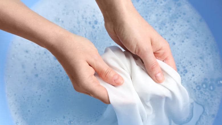 چگونه رزین را پاک کنیم؟ (دست، فرش و ...)